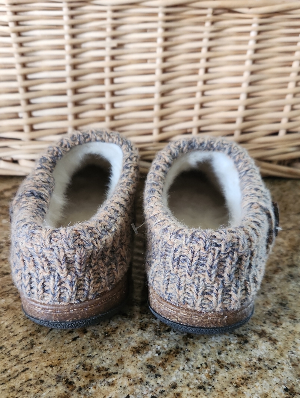 NWT Clarks Women's Suede Sweater Knit Clogs Color Tan Size 7 - Picture 3 of 16